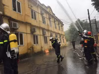 Cứu nạn người mắc kẹt trong đám cháy ngôi nhà tại 28B Điện Biên Phủ