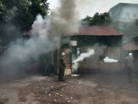 Nhanh chóng tìm kiếm cứu nạn người mắc kẹt trong tình huống cháy giả định ở làng Ngọc Hà