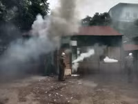 Nhanh chóng tìm kiếm cứu nạn người mắc kẹt trong tình huống cháy giả định ở làng Ngọc Hà