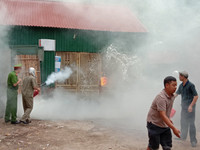 Nhanh chóng tìm kiếm cứu nạn người mắc kẹt trong tình huống cháy giả định ở làng Ngọc Hà