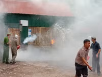 Nhanh chóng tìm kiếm cứu nạn người mắc kẹt trong tình huống cháy giả định ở làng Ngọc Hà