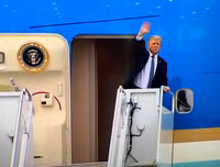 Toàn cảnh Tổng thống Mỹ Donald Trump rời cuộc họp thượng đỉnh, lên máy bay về nước