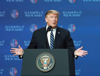 Toàn cảnh Tổng thống Mỹ Donald Trump rời cuộc họp thượng đỉnh, lên máy bay về nước