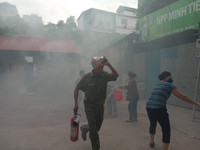 Nhanh chóng tìm kiếm cứu nạn người mắc kẹt trong tình huống cháy giả định ở làng Ngọc Hà