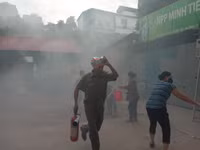 Nhanh chóng tìm kiếm cứu nạn người mắc kẹt trong tình huống cháy giả định ở làng Ngọc Hà