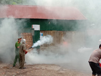 Nhanh chóng tìm kiếm cứu nạn người mắc kẹt trong tình huống cháy giả định ở làng Ngọc Hà