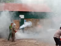 Nhanh chóng tìm kiếm cứu nạn người mắc kẹt trong tình huống cháy giả định ở làng Ngọc Hà