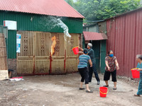 Nhanh chóng tìm kiếm cứu nạn người mắc kẹt trong tình huống cháy giả định ở làng Ngọc Hà