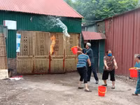 Nhanh chóng tìm kiếm cứu nạn người mắc kẹt trong tình huống cháy giả định ở làng Ngọc Hà