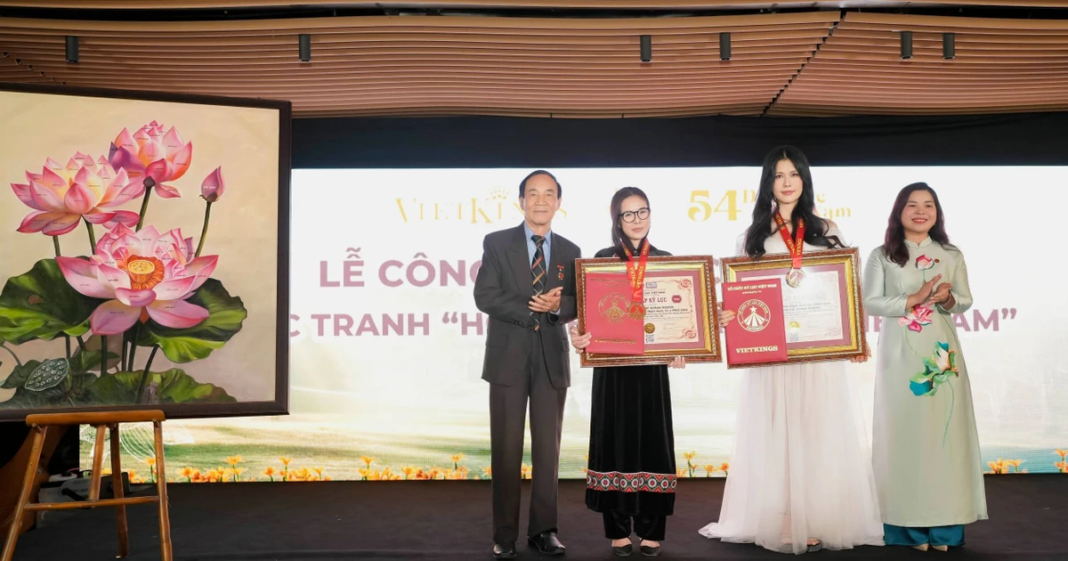 Phúc Anh và dự án '54 Dân tộc Việt Nam' nhận kỷ lục Việt Nam với bức tranh hoa sen