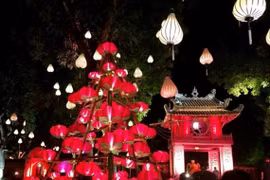 Không gian trưng bày đèn lồng đặc sắc tại Hà Nội