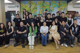 Dàn dựng vở nhạc kịch "Tuổi thơ dữ dội" được chuyển thể từ tác phẩm cùng tên của nhà văn Phùng Quán