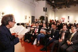 Chủ tịch Hội Nhà văn Việt Nam ra mắt tập thơ song ngữ "Dưới bóng ô liu"