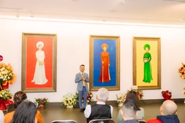 Thiếu nữ dịu dàng trong những bức tranh "Giữa sắc và không"