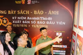 Trung tá Chu Quốc Dũng, Trưởng Ban biên tập An ninh Thủ đô trực tiếp giới thiệu về các nội dung trưng bày đến các đại biểu