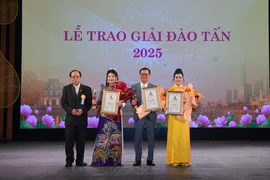 NSND Trung Hiếu, họa sĩ Lê Sa Long nhận Giải thưởng Đào Tấn năm 2025