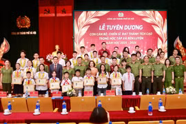 Tuyên dương con cán bộ chiến sĩ đạt thành tích cao trong học tập, rèn luyện năm học 2025-2026 và gặp mặt con đỡ đầu CATP