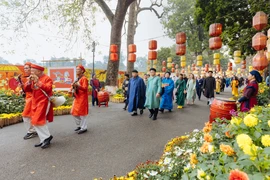 Lần đầu tiên Hoàng thành Thăng Long có đường hoa Tết