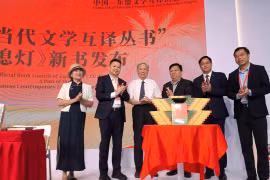 Xuất bản tiểu thuyết "Tắt đèn", “Bản thảo để lại trong sảnh lễ tân” sang tiếng Trung