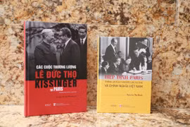 Giải mã cuộc đấu trí lịch sử tại Paris qua hai ấn phẩm đặc biệt