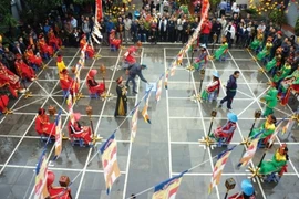 Ngày Tết, tổ chức thi đấu cờ người tại quảng trường Đông Kinh Nghĩa Thục