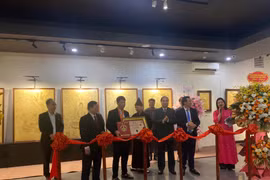 Trưng bày các bức tranh vẽ từ vàng 9999 trên nền kim loại