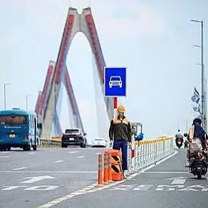 Tăng cường bảo đảm an toàn giao thông trên các cầu lớn ở Hà Nội