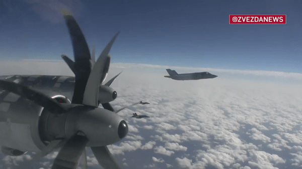 'Gấu bay' Tu-95MS Nga bị loạt chiến đấu cơ mạnh nhất của Mỹ - Nhật cùng áp sát