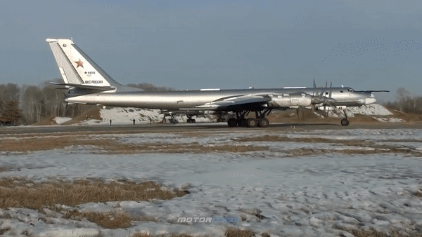 'Gấu bay' Tu-95MS Nga bị loạt chiến đấu cơ mạnh nhất của Mỹ - Nhật cùng áp sát