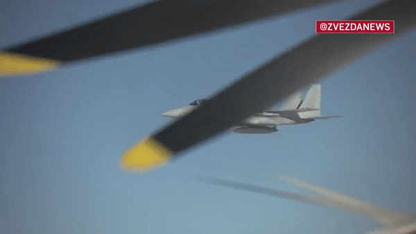'Gấu bay' Tu-95MS Nga bị loạt chiến đấu cơ mạnh nhất của Mỹ - Nhật cùng áp sát