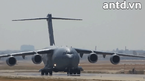 Vận tải cơ khổng lồ C-17 của Anh đem tên lửa chống tăng tới Ukraine