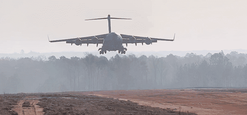 Vận tải cơ khổng lồ C-17 của Anh đem tên lửa chống tăng tới Ukraine