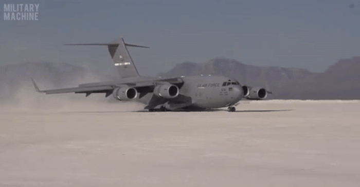 Vận tải cơ khổng lồ C-17 của Anh đem tên lửa chống tăng tới Ukraine
