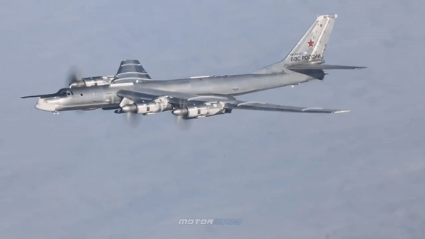 'Gấu bay' Tu-95MS Nga bị loạt chiến đấu cơ mạnh nhất của Mỹ - Nhật cùng áp sát