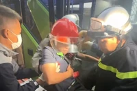 Nhanh chóng giải cứu lái xe mắc kẹt trong ca bin ô tô