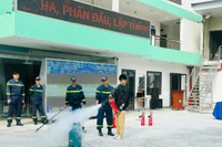 Trải nghiệm thực hành chữa cháy và cứu nạn, cứu hộ tại học đường