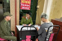 Công an xã Thanh Trì vận động giao nộp vũ khí, vật liệu nổ, công cụ hỗ trợ và pháo