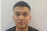 Vận động đối tượng bắt giữ người trái pháp luật bị truy nã ra đầu thú