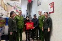 Tặng quà Tết động viên lực lượng tham gia bảo vệ an ninh, trật tự ở cơ sở có hoàn cảnh khó khăn