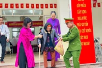 Hình ảnh lực lượng Công an giúp đỡ nhân dân tại các điểm bầu cử