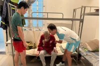 Lính cứu hoả kịp thời hỗ trợ cụ ông 90 tuổi bị tai nạn trên đường