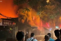 Xử lý nhanh đám cháy ki ốt tại chợ xanh Hà Nội