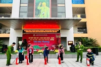 Cảnh sát phòng cháy hướng dẫn kỹ năng thoát nạn trong môi trường có nhiều khói, khí độc cho giáo viên, học sinh trường THCS Cổ Bi