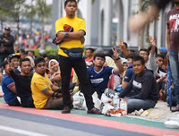 [ẢNH] Người Malaysia mang cả chăn, chiếu đi mua vé xem chung kết
