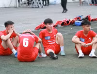 [ẢNH] CĐV nữ khóc 'cạn nước mắt' khi nhìn THPT Xuân Mai dừng bước