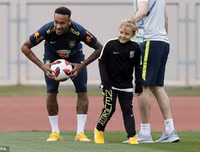 [ẢNH] Mặc mọi giễu cợt, Neymar lém lỉnh diễn lại 