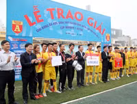 THPT Nguyễn Thị Minh Khai ăn mừng chức vô địch lần thứ ba