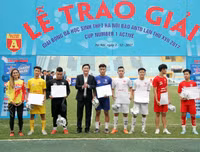THPT Nguyễn Thị Minh Khai ăn mừng chức vô địch lần thứ ba