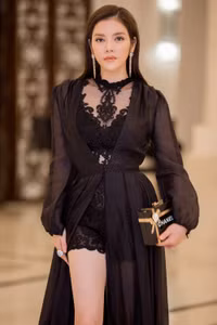 Lý Nhã Kỳ nổi bật bên dàn người đẹp 