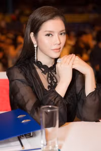 Lý Nhã Kỳ nổi bật bên dàn người đẹp 